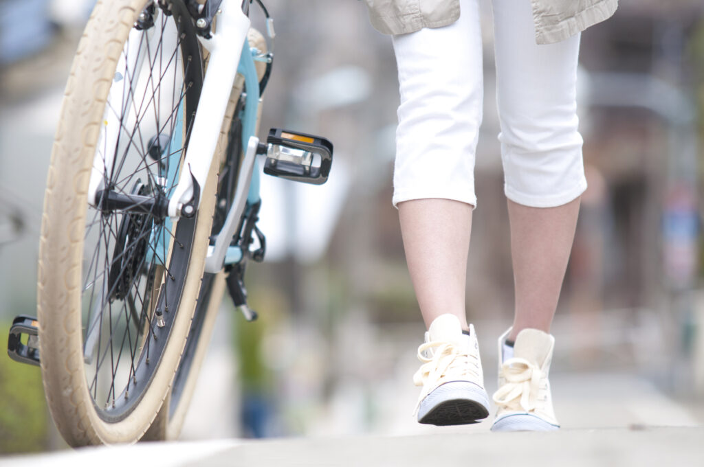 自転車を押す女性