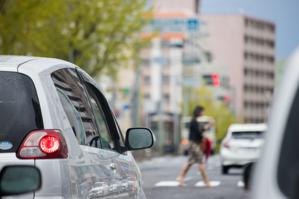 道路で信号待ちの車