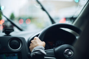 運転中の男性