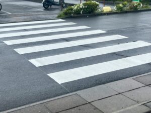 雨に濡れた横断歩道