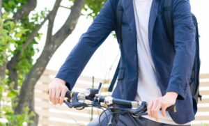 自転車通勤する男性