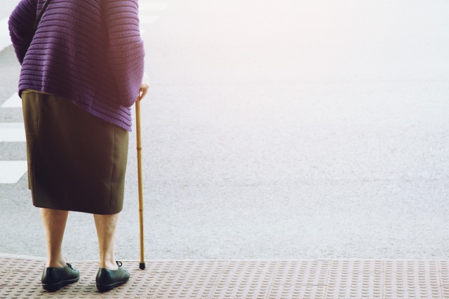 道路を渡る女性