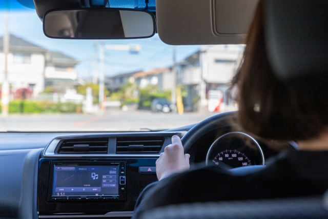 運転する女性