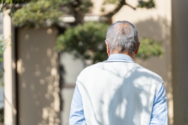 シニア男性の後ろ姿