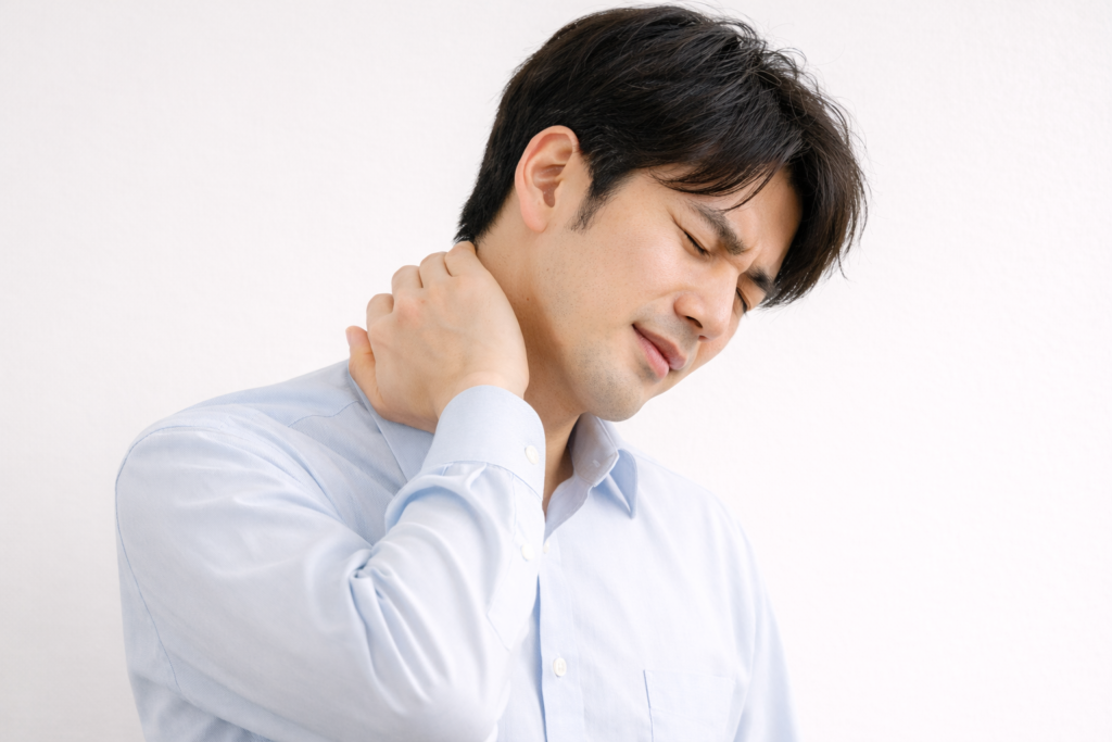 首を抑えてる男性