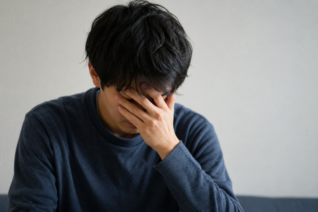 顔を押さえている男性