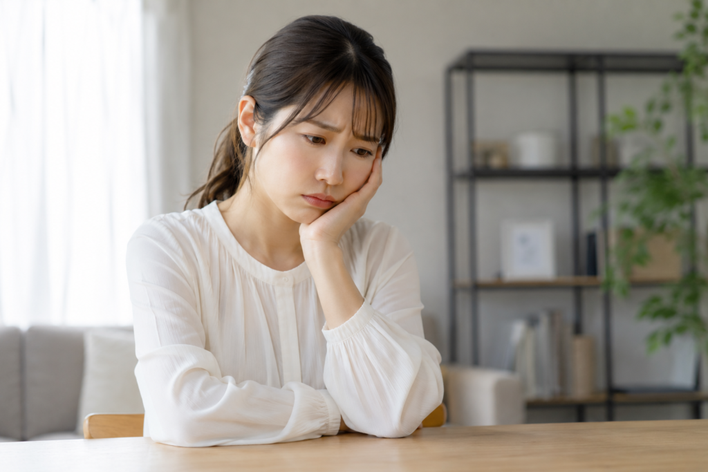 悩んでる女性