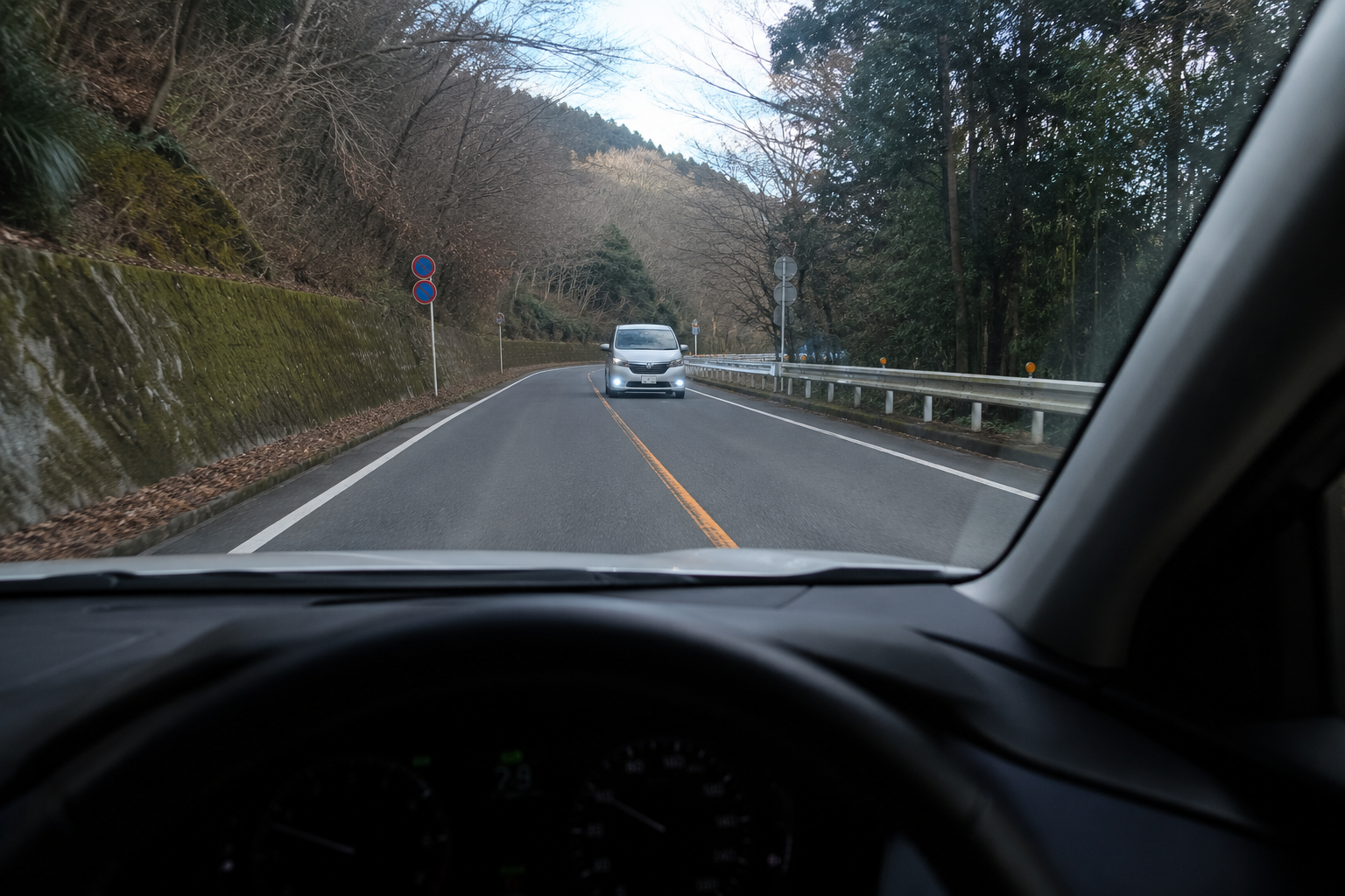 車の運転中対向車が来ている様子